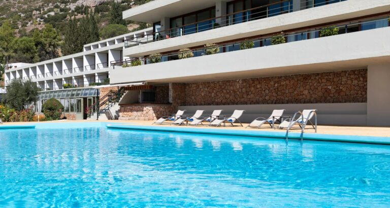 4* Amalia Delphi Hotel - Δελφοί ✦ 2 Ημέρες (1 Διανυκτέρευση) ✦ 2 άτομα + 1 παιδί έως και 5 ετών ✦ 2 ✦ έως 31/10/2026 ✦ Κοντά στον Αρχαιολογικό Χώρο των Δελφών!
