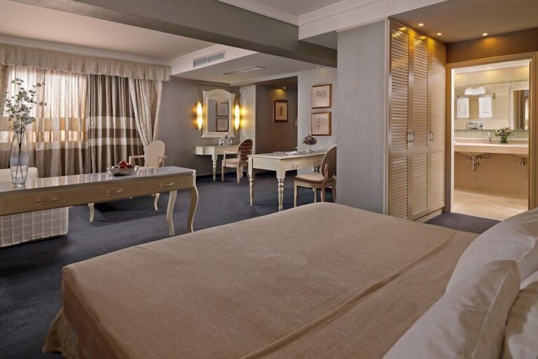 4* Airotel Alexandros Hotel - Αθήνα ✦ 2 Ημέρες (1 Διανυκτέρευση) ✦ 2 άτομα + 1 παιδί έως 2 ετών ✦ 2 ✦ έως 30/04/2027 ✦ Απολαύστε μια αξέχαστη νησιώτικη εμπειρία στην ταράτσα του "Mavili Beach"