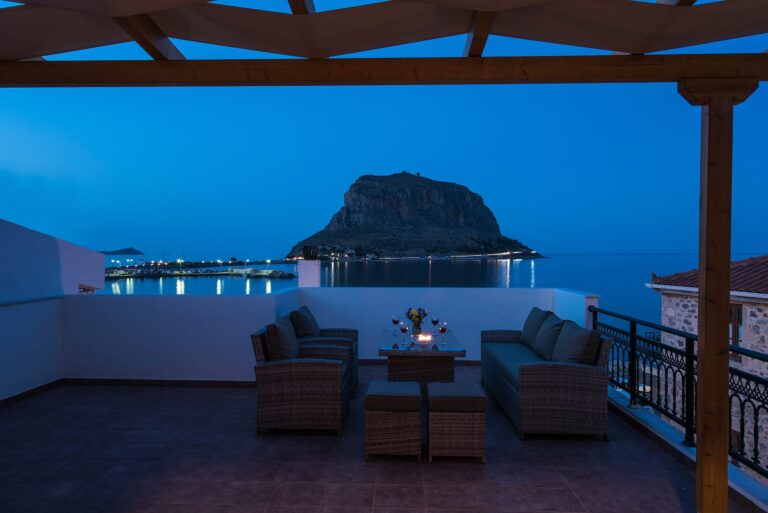Cyrenia Guesthouse - Μονεμβασιά ✦ 2 Ημέρες (1 Διανυκτέρευση) ✦ 2 άτομα + 1 παιδί έως 1 έτους ✦ 18 ✦ έως 10/01/2027 ✦ Κορυφαία Τοποθεσία!