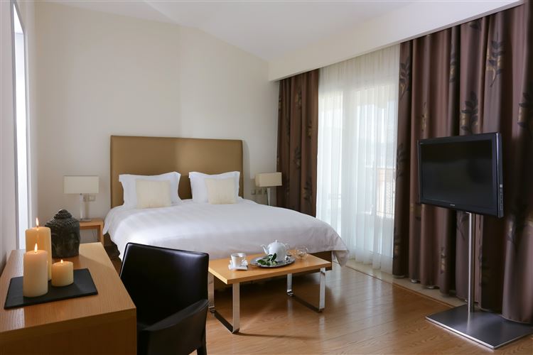 Chloe Luxury Hotel - Καστοριά ✦ 4 Ημέρες (3 Διανυκτερεύσεις) ✦ 2 άτομα ✦ 2 ✦ Εορτές (21/12/2026 έως 07/01/2027) ✦ Θαυμάσια Τοποθεσία!