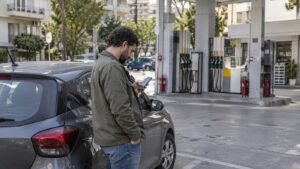 Οδηγός συγκρίνει πρατήρια στον χάρτη κινητού πριν βάλει βενζίνη.